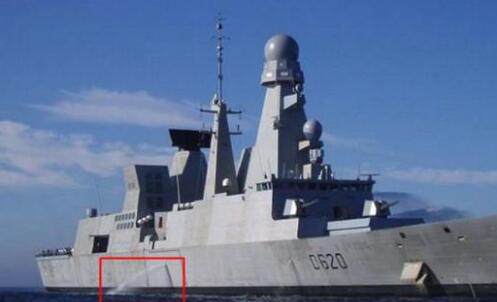 軍艦等大型船舶的側(cè)面不停地向外排水：水從哪里來(lái)？